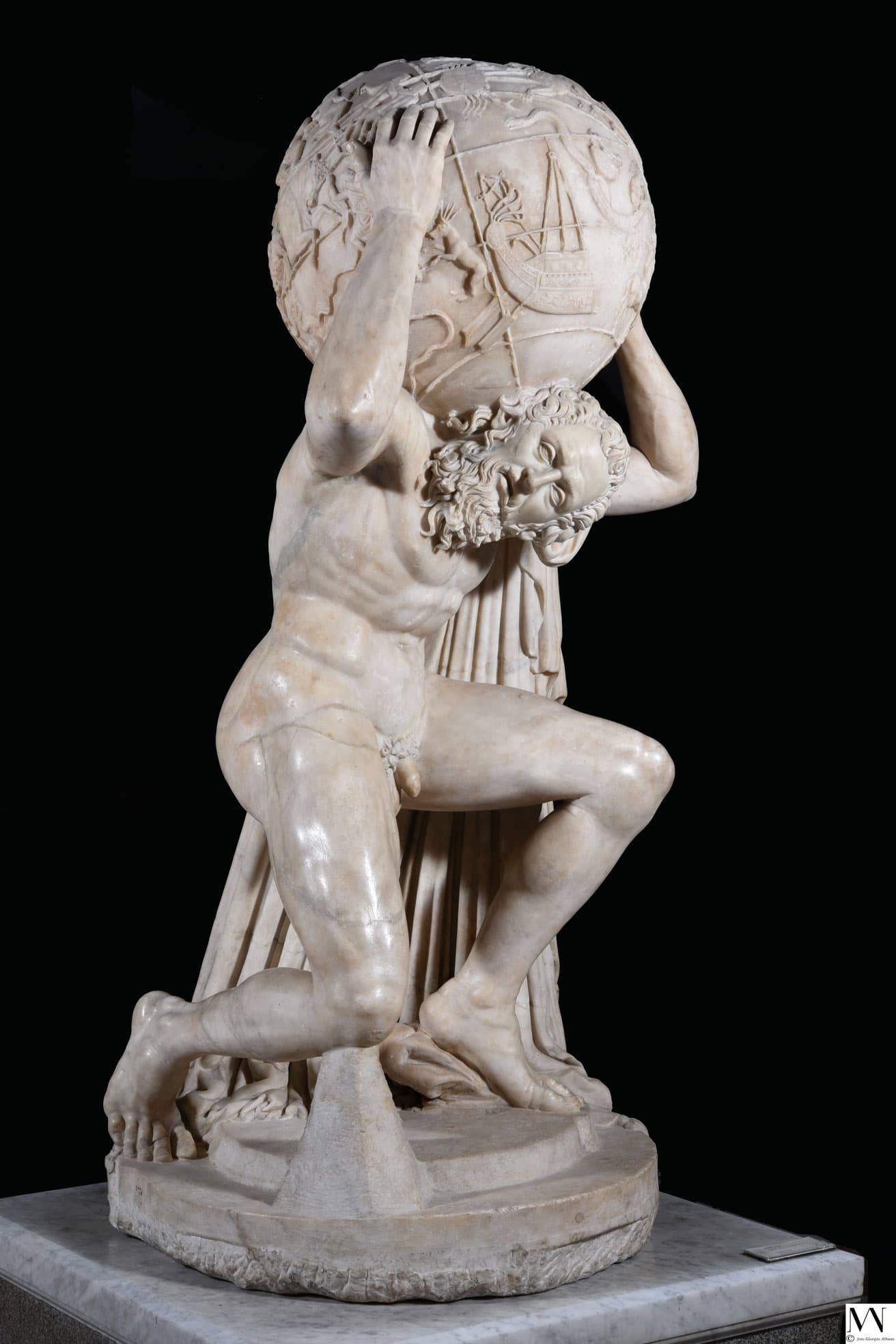 大阪市立美術館『天空のアトラス イタリア館の至宝』で展示される《ファルネーゼのアトラス》。西暦2世紀。ナポリ国立考古学博物館蔵。