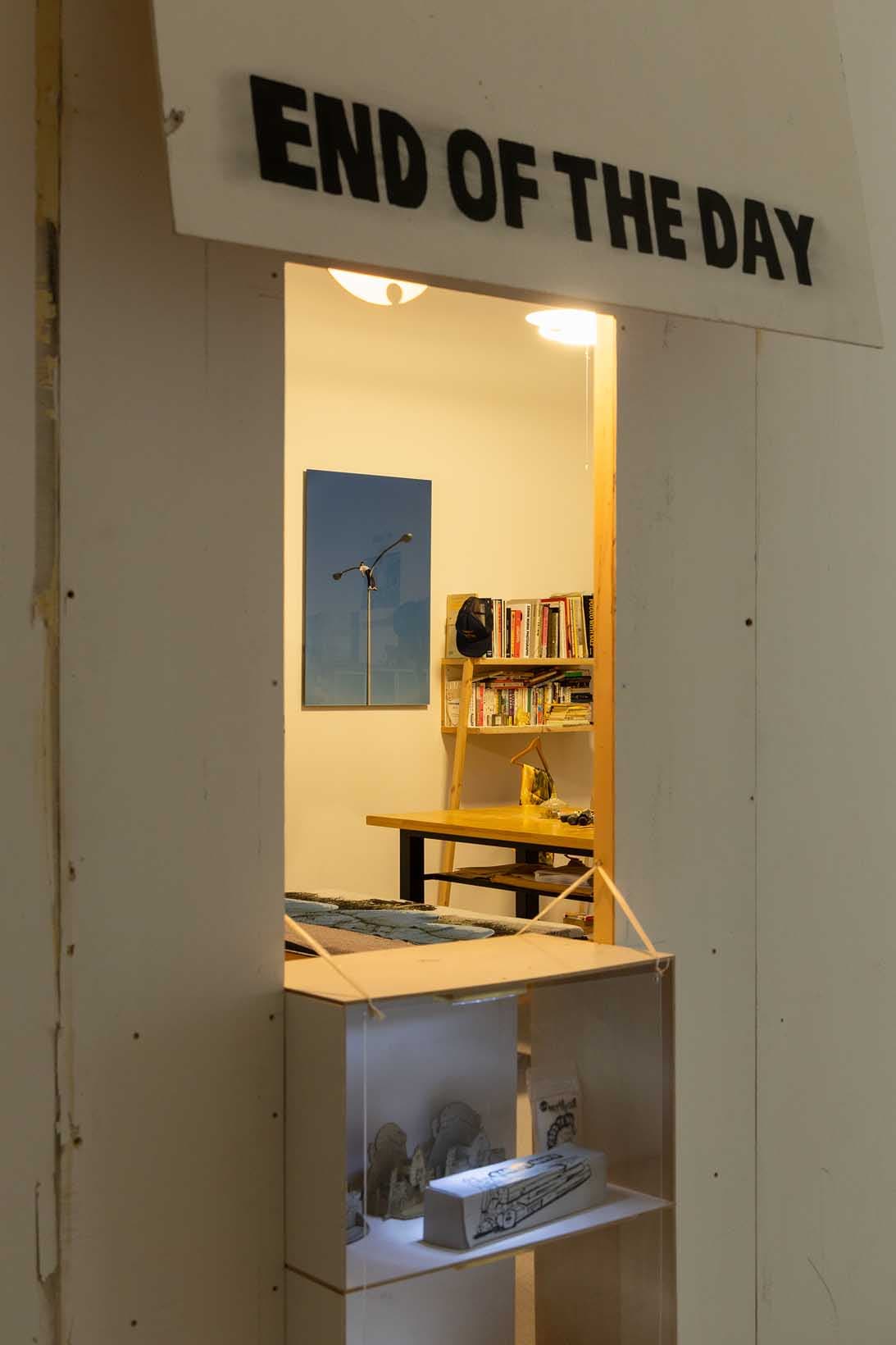 《end of the day》2025年。SIDE COREのスタジオを再構成したようなスペース。メンバーが収集した資料などが並ぶ。生活と表現の間のような場。