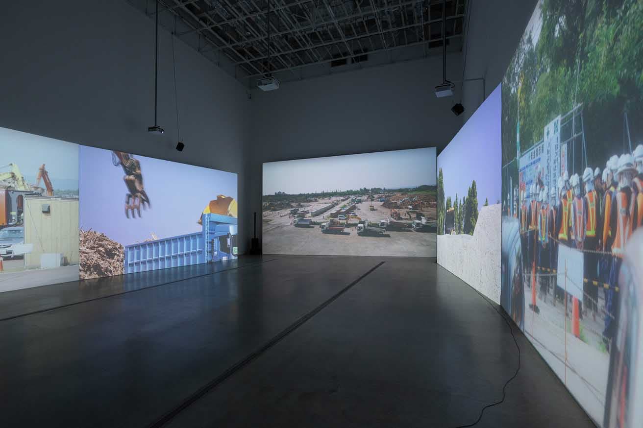 《living road》2025年。東京から能登半島に向かう旅を撮影した新作の映像インスタレーション。日本最古の民間高速道路「KK線」などが登場する、ある種のロードムービー。