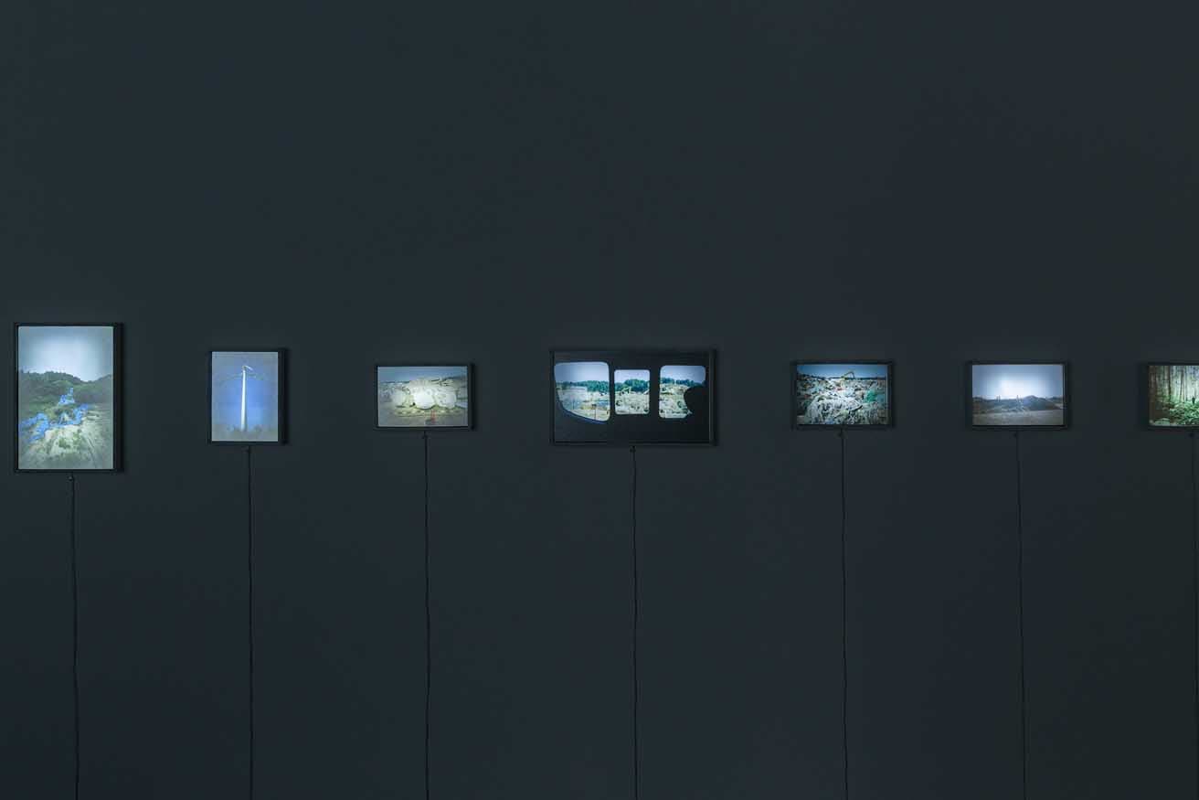 《living road》2025年。映像インスタレーションの一部をなす写真作品。映像に呼応して明滅する。