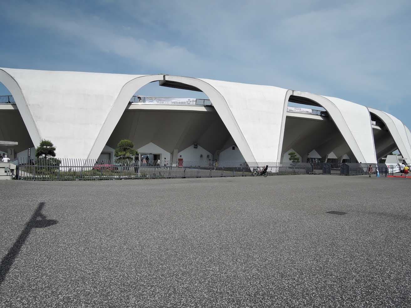 〈駒沢オリンピック公園総合運動場陸上競技場〉村田政真設計。1964年竣工。東京都世田谷区。photo_Tatsuo Iso