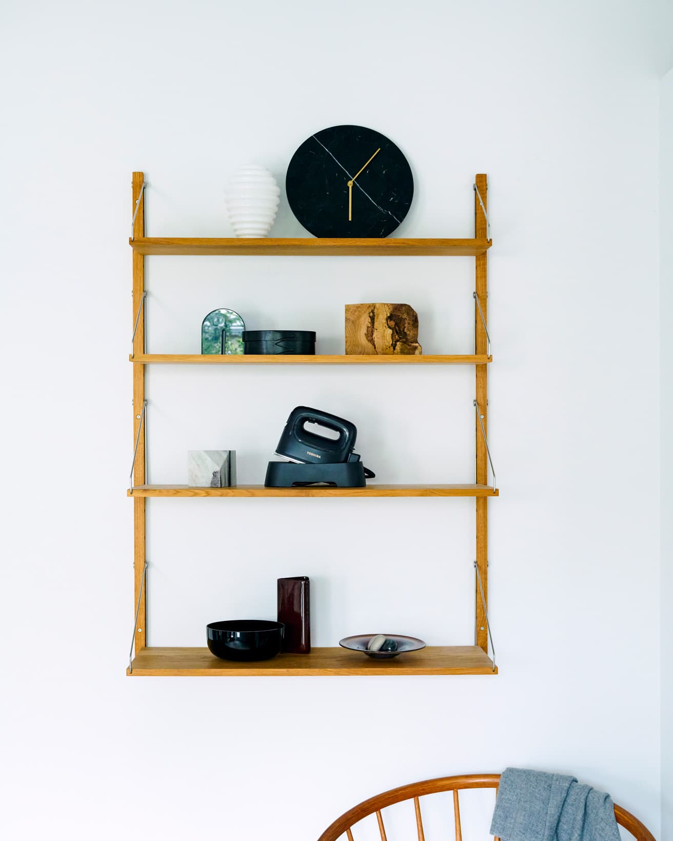 東芝ライフスタイル コードレス衣類スチーマー
コードレスでもコード付きでも、スチーマーとアイロンの機能が使える《TAS-X80》。水タンク容量:約130mL。本体質量:約650g(コードレス時)。収納時寸法:L約228╳W約90╳H約181㎜。本体色:(K)ストーンブラック。オープン価格。
光沢を抑え、ほんのり暖色を帯びた黒をまとったカラーリングは、文字盤に石板を使った時計などのオブジェクトとも相性がよい。